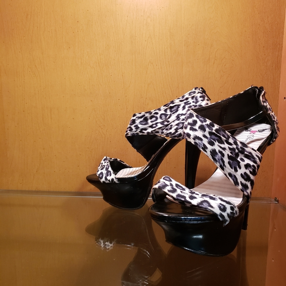 Penny Loves Kenny Animal Print Heels with Zipper in back